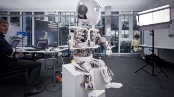 Vorstellung des Roboters Roboy, einer Neuentwicklung des Artificial- Intelligence- Lab der Universität Zürich. 27.Februar 2013. Bild: Adrian Baer